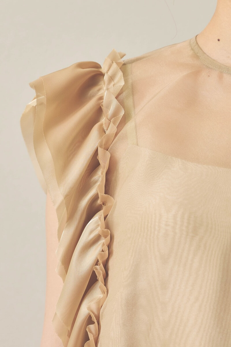 ベージュのアシメフリルオーガンジードレス