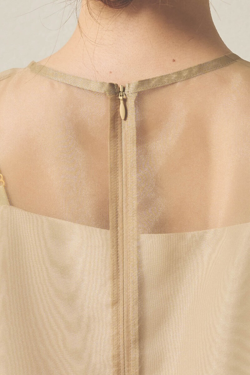 ベージュのアシメフリルオーガンジードレス