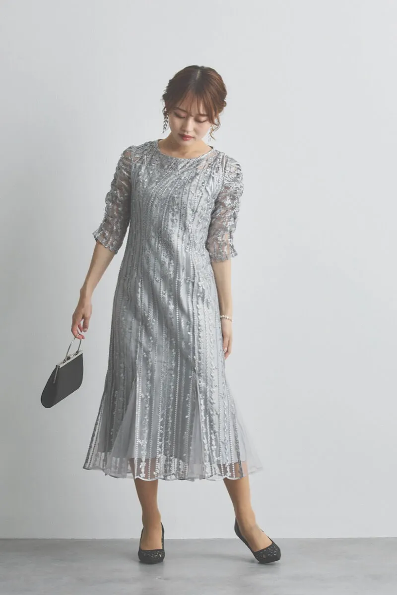 シルバーのストライプ柄刺繍ドレス