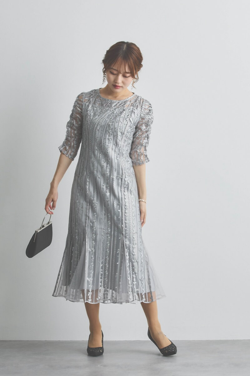 シルバーのストライプ柄刺繍ドレス