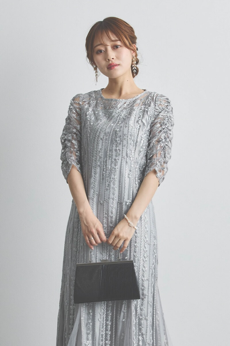 シルバーのストライプ柄刺繍ドレス
