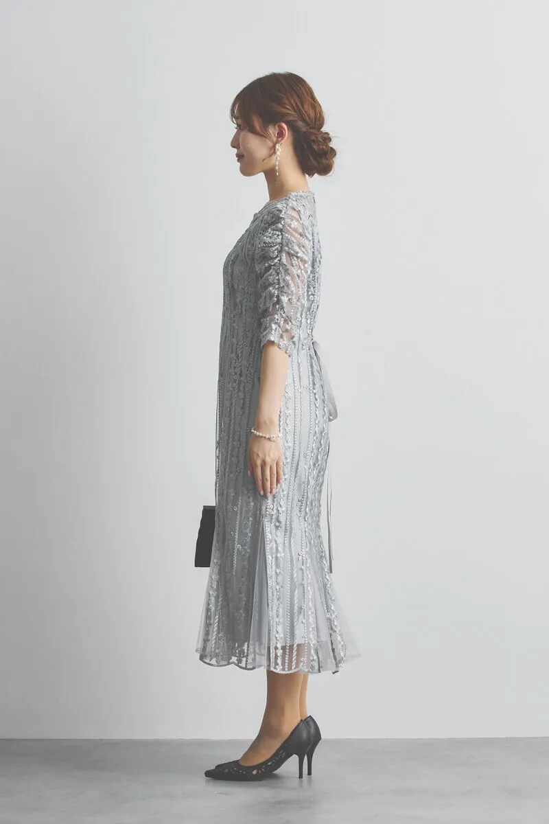 シルバーのストライプ柄刺繍ドレス