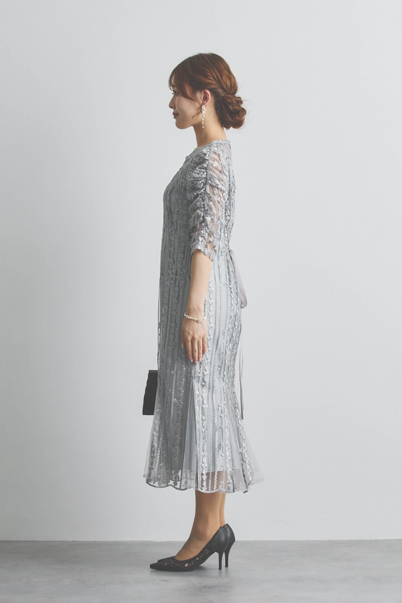 シルバーのストライプ柄刺繍ドレス