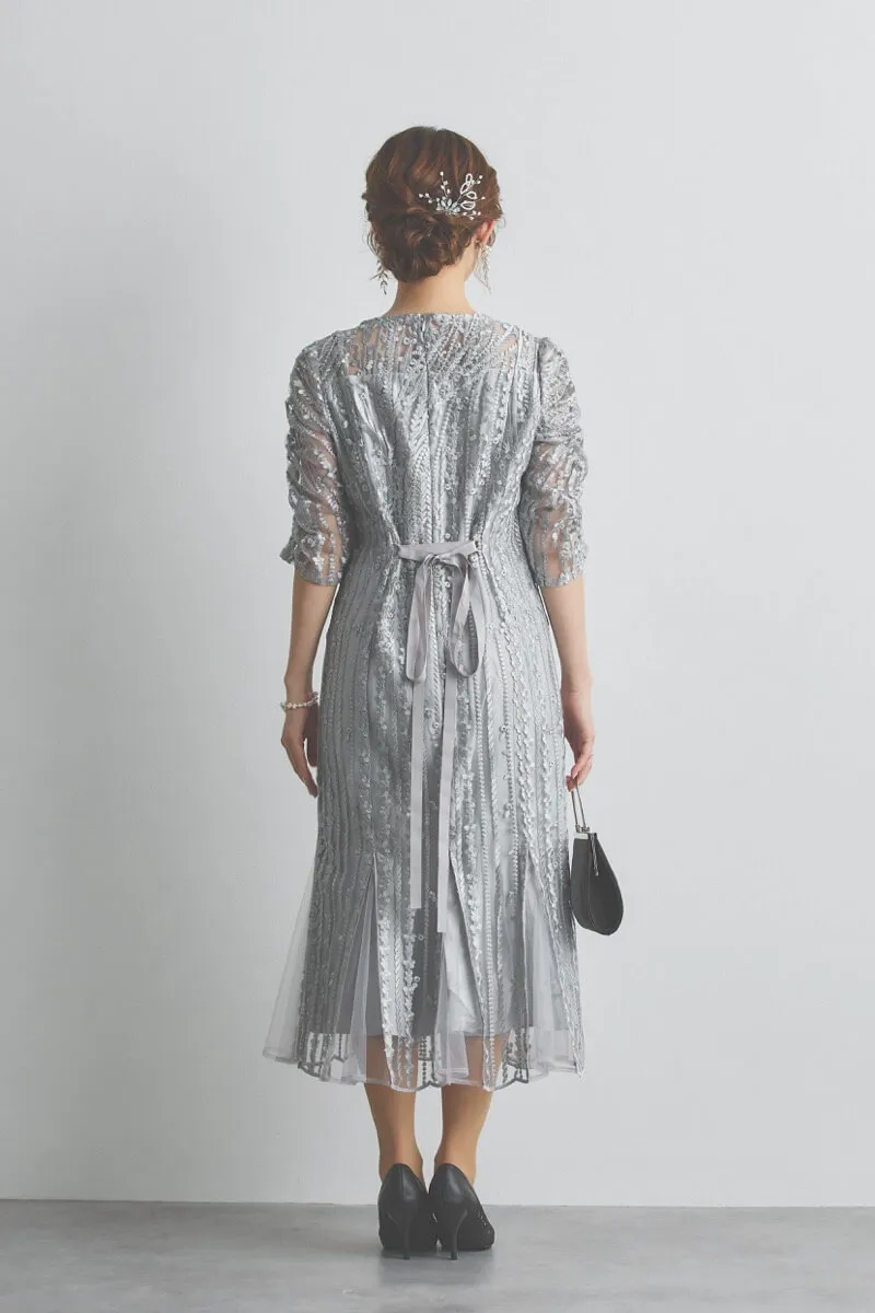 シルバーのストライプ柄刺繍ドレス