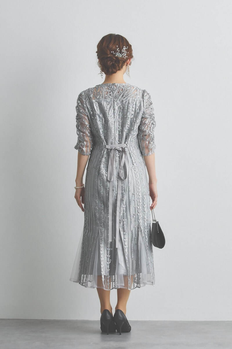 シルバーのストライプ柄刺繍ドレス