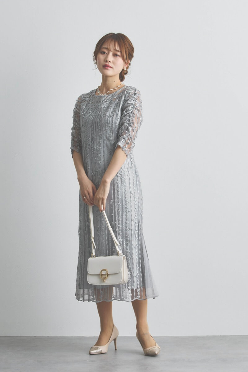 シルバーのストライプ柄刺繍ドレス