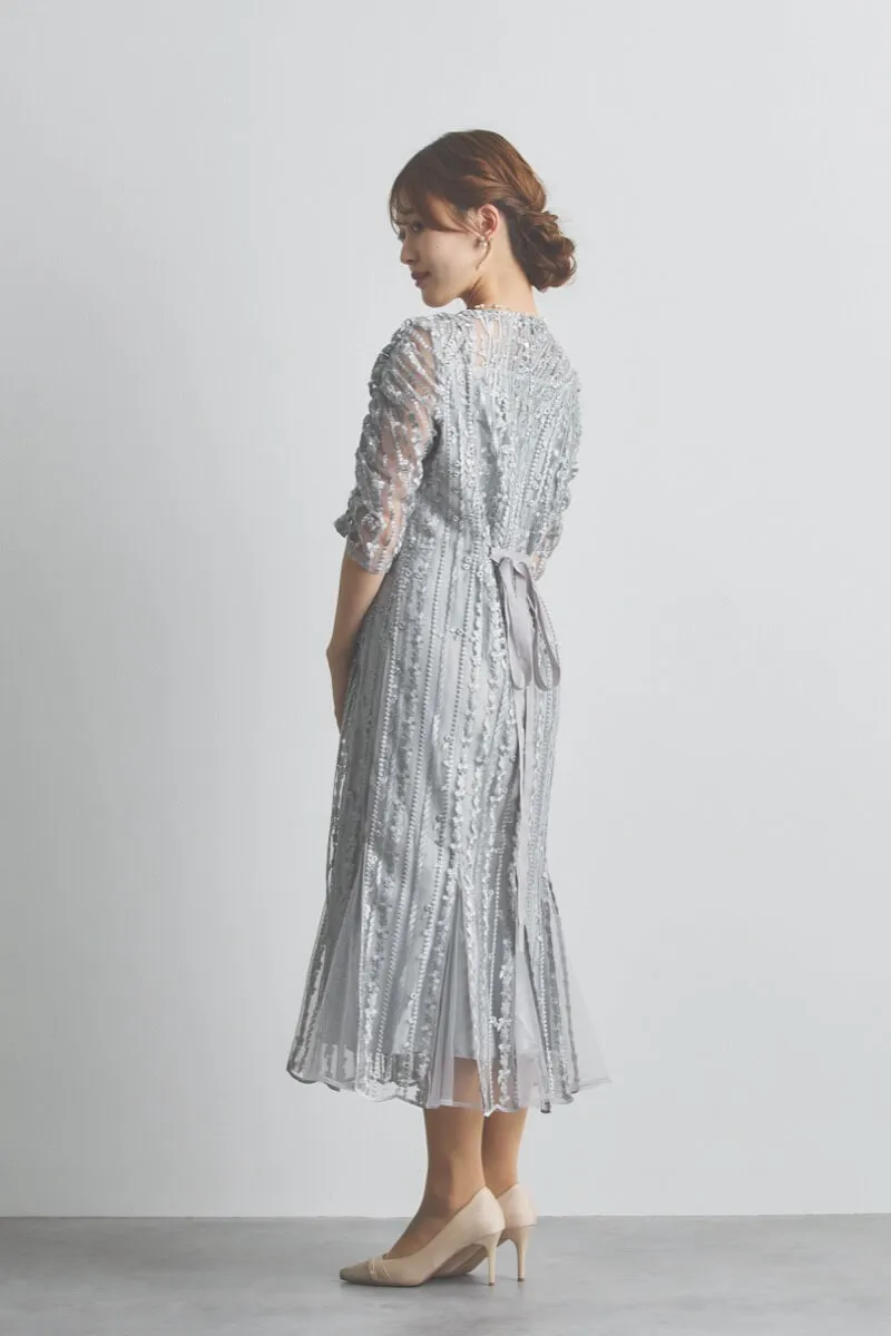 シルバーのストライプ柄刺繍ドレス