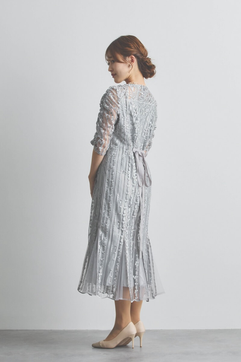 シルバーのストライプ柄刺繍ドレス