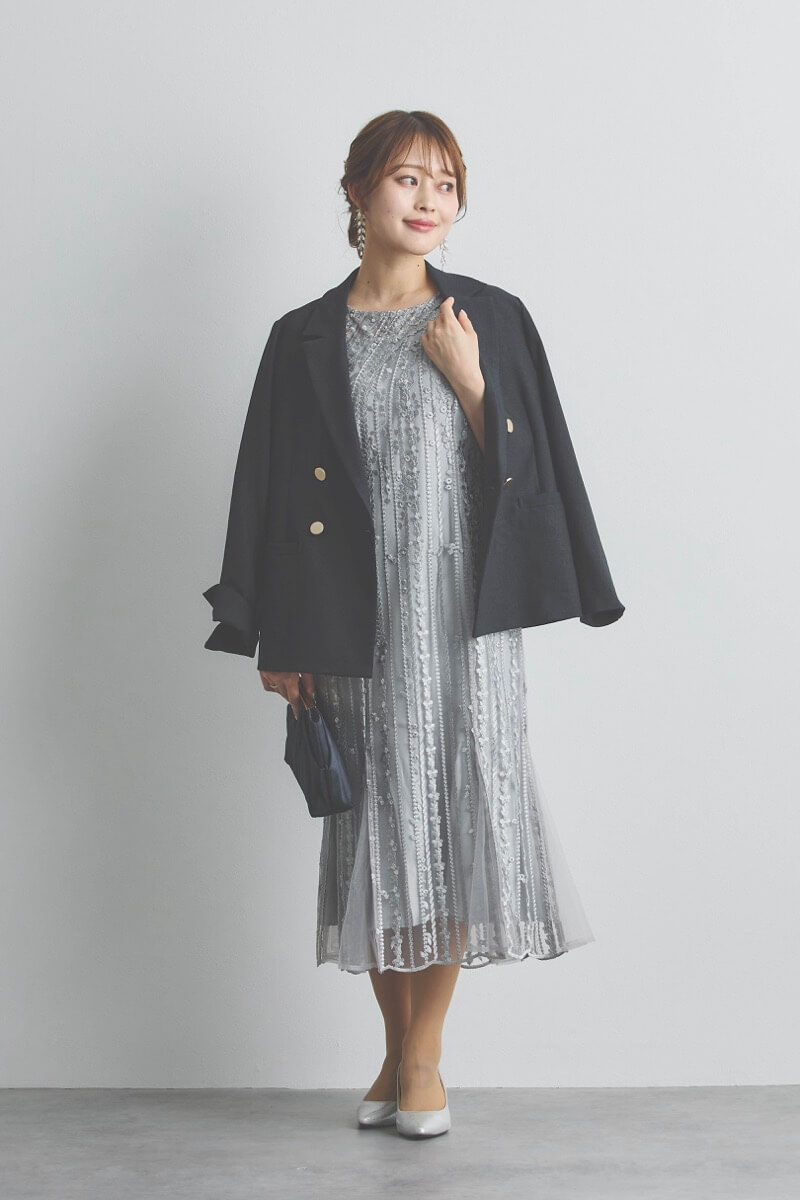 シルバーのストライプ柄刺繍ドレス