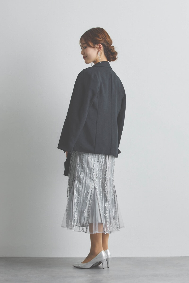 シルバーのストライプ柄刺繍ドレス