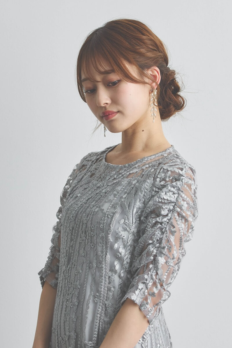 シルバーのストライプ柄刺繍ドレス