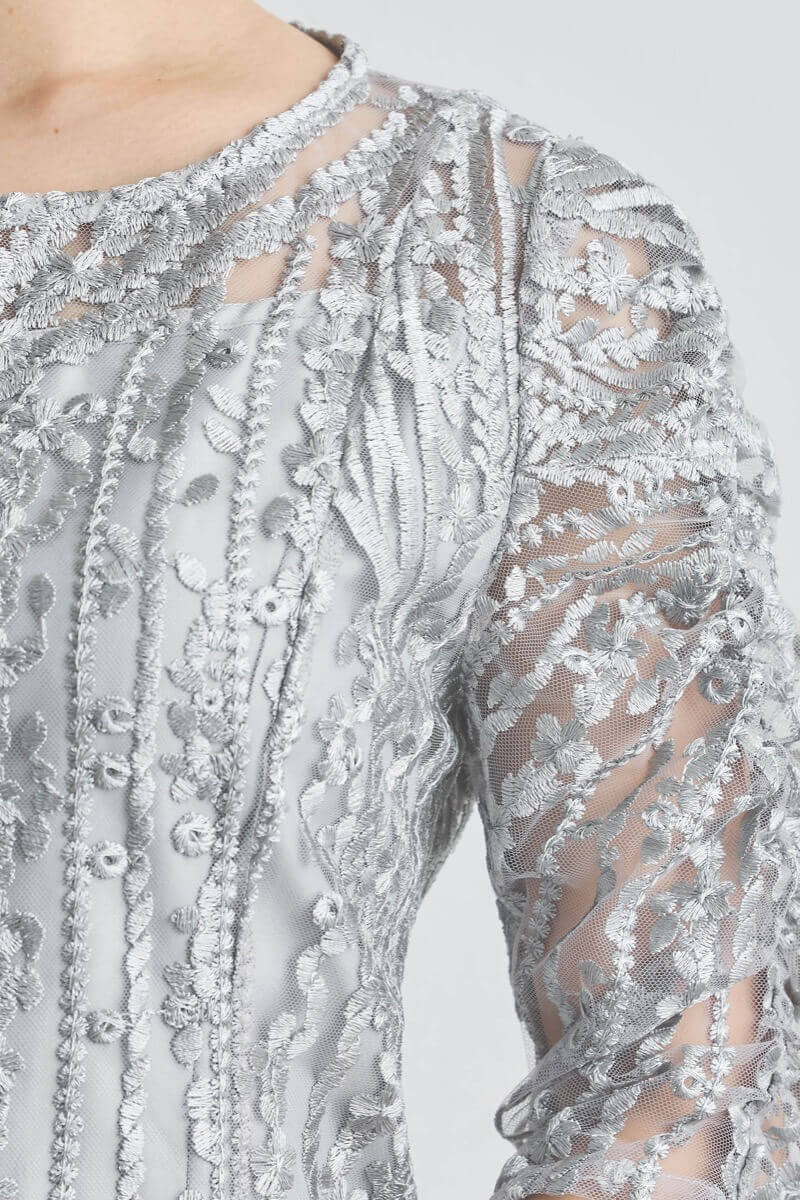 シルバーのストライプ柄刺繍ドレス