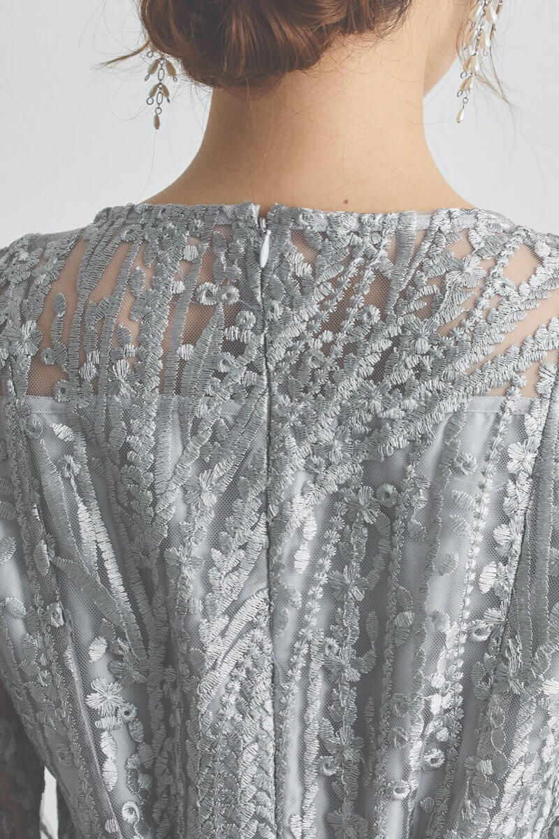 シルバーのストライプ柄刺繍ドレス