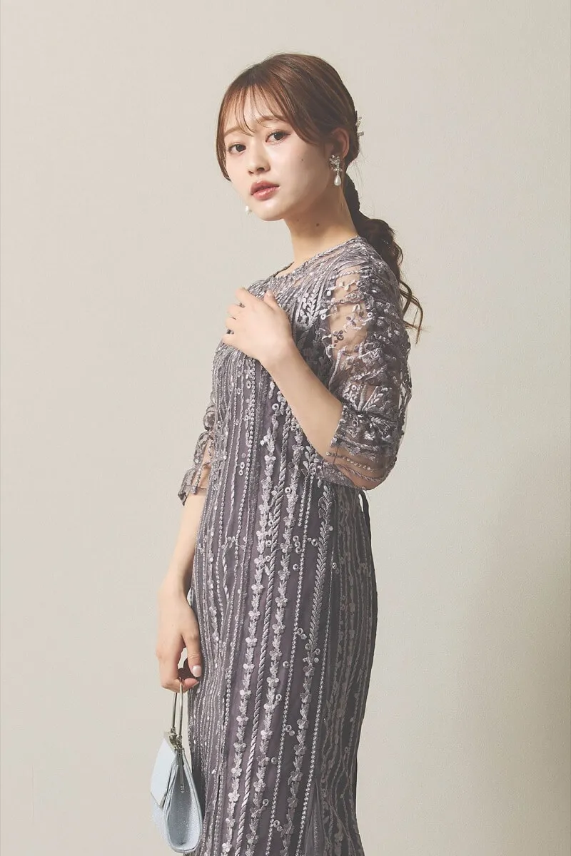 チャコールグレーのストライプ柄刺繍ドレス