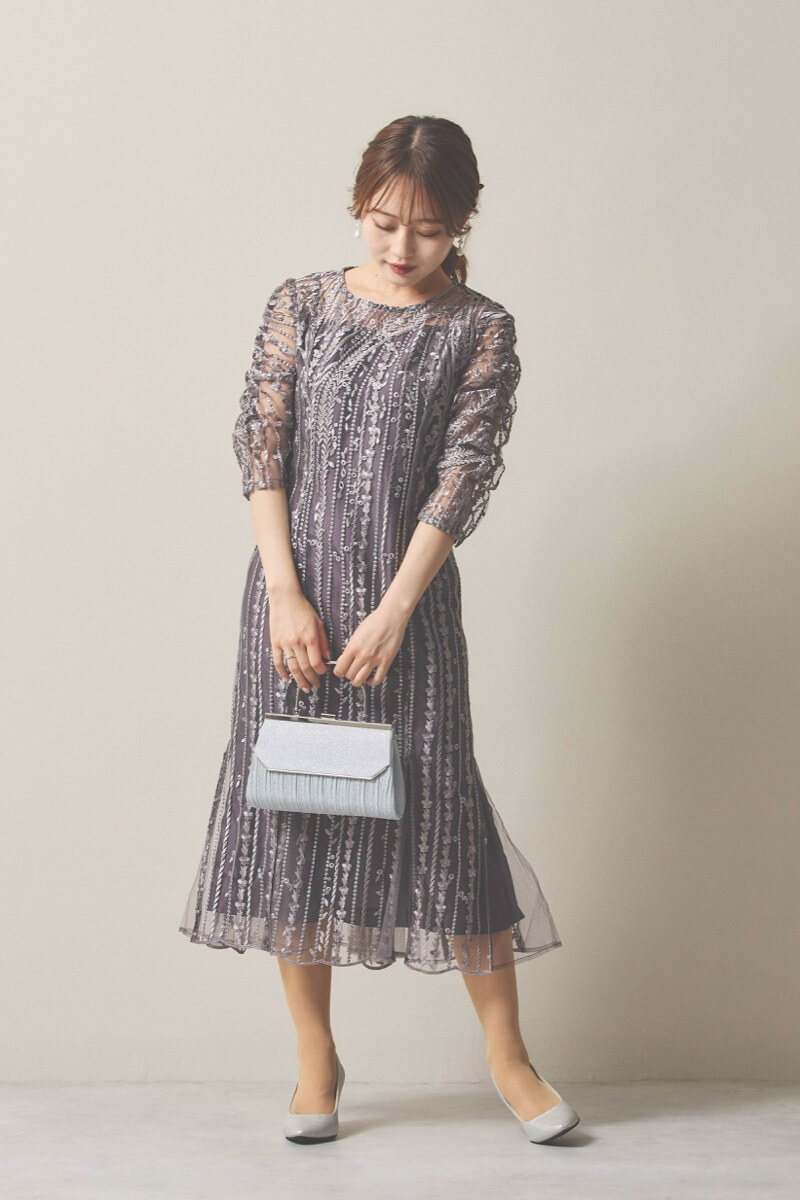 チャコールグレーのストライプ柄刺繍ドレス