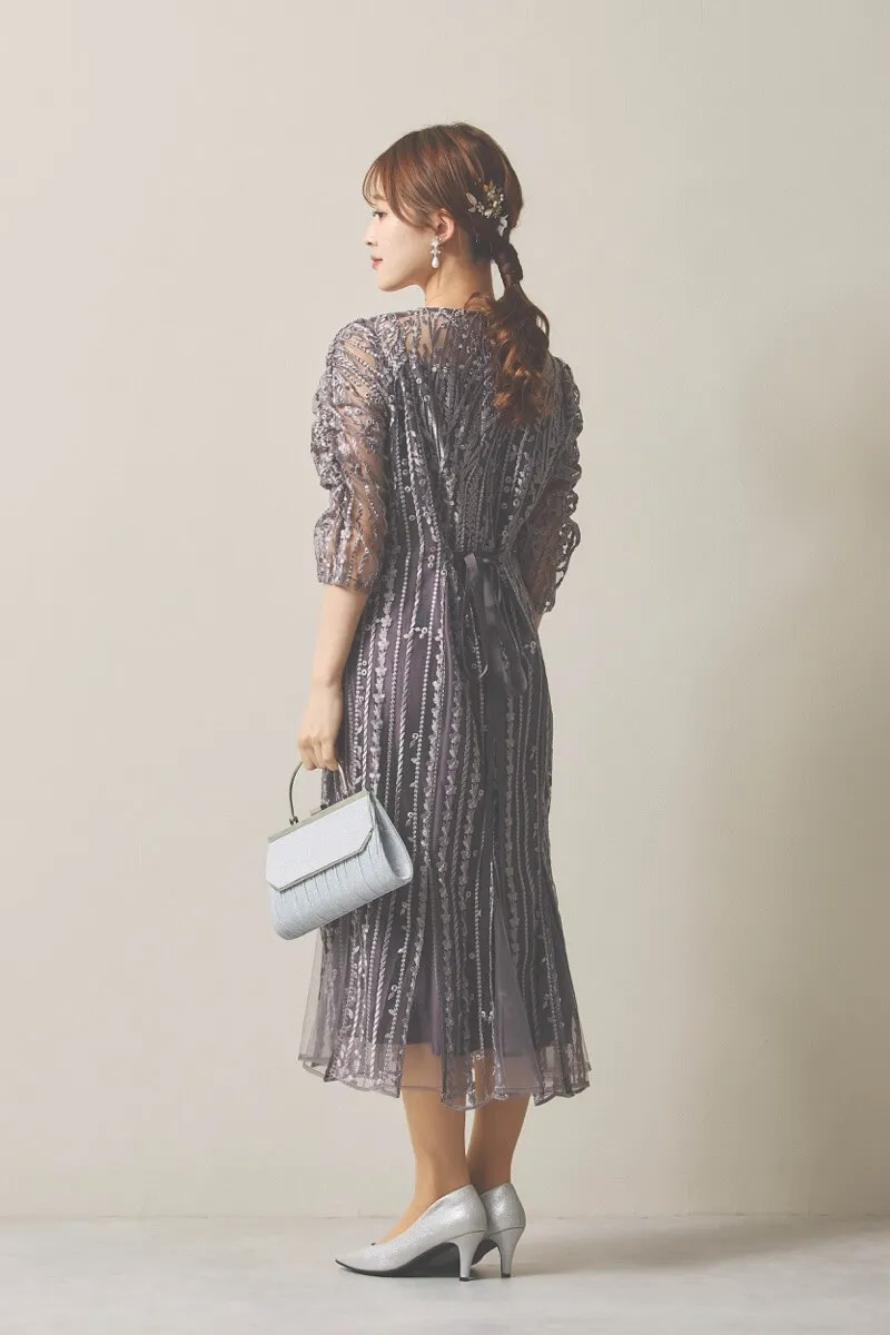 チャコールグレーのストライプ柄刺繍ドレス