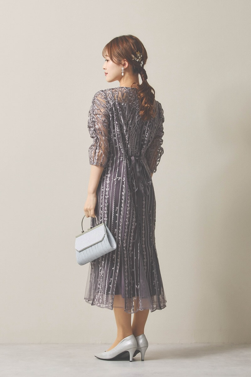 チャコールグレーのストライプ柄刺繍ドレス