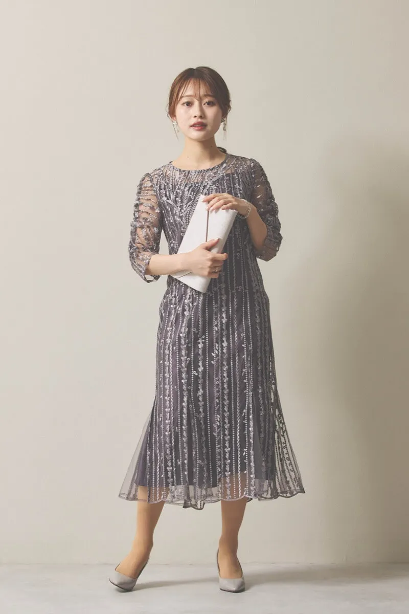チャコールグレーのストライプ柄刺繍ドレス