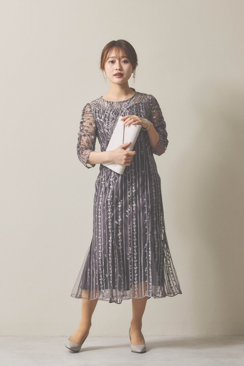 チャコールグレーのストライプ柄刺繍ドレス