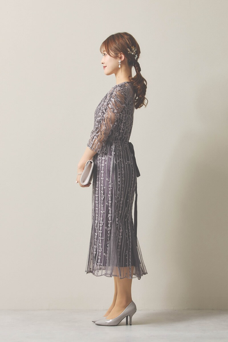 チャコールグレーのストライプ柄刺繍ドレス