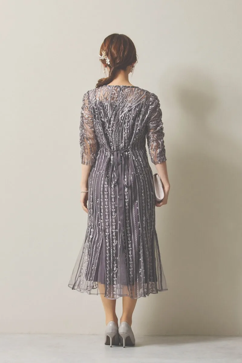 チャコールグレーのストライプ柄刺繍ドレス