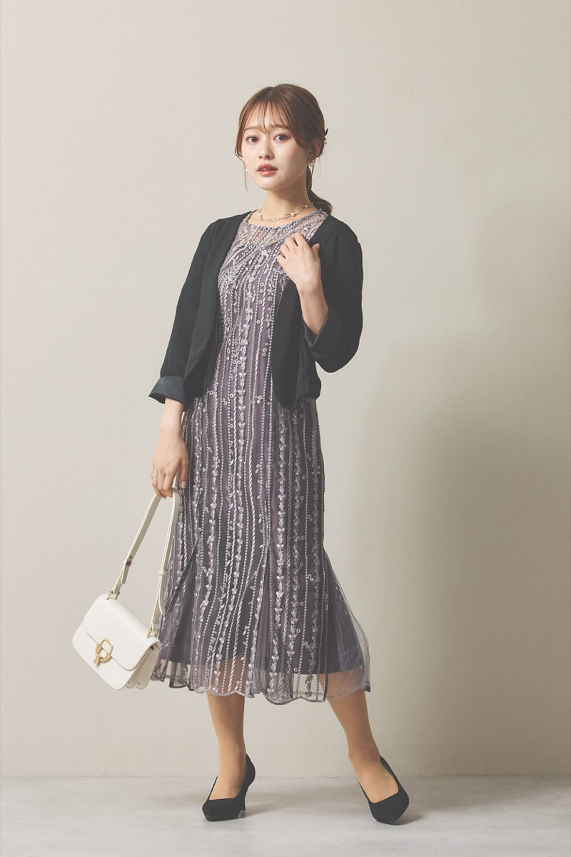 チャコールグレーのストライプ柄刺繍ドレス