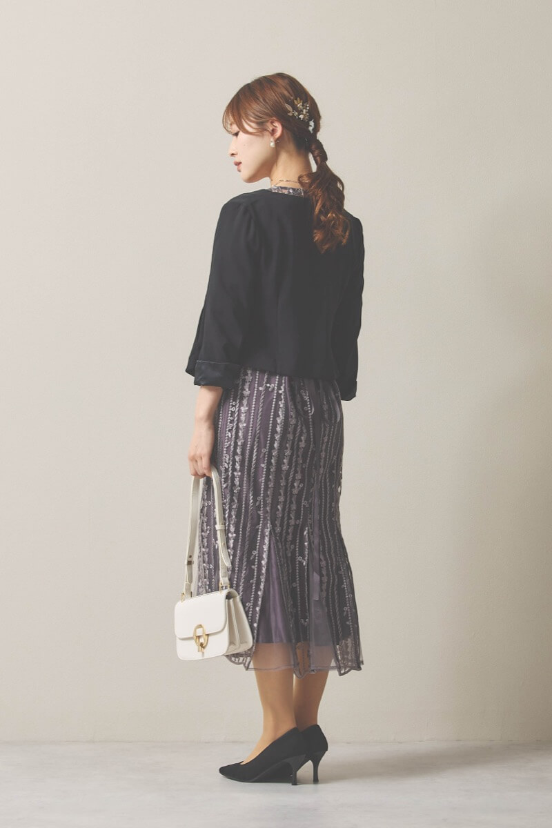 チャコールグレーのストライプ柄刺繍ドレス