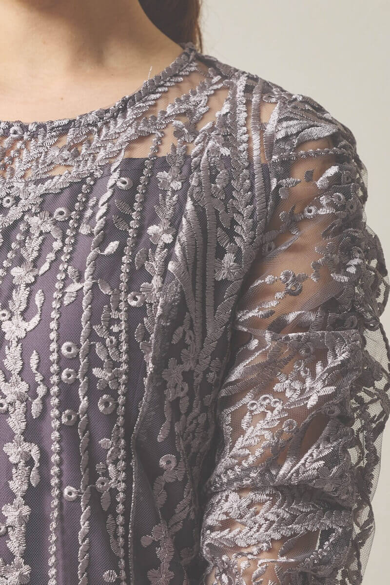 チャコールグレーのストライプ柄刺繍ドレス