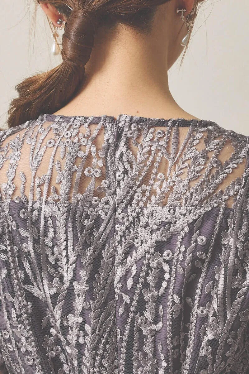 チャコールグレーのストライプ柄刺繍ドレス