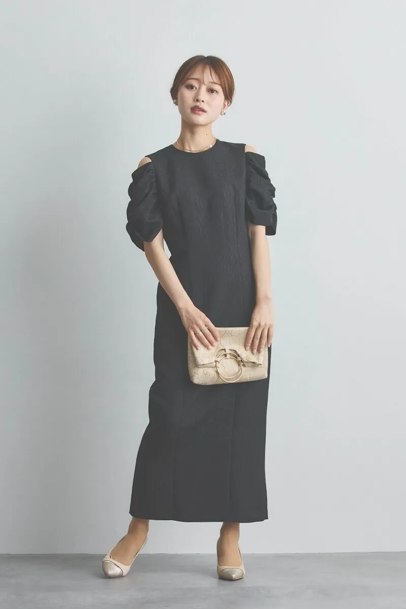 ブラックのオープンショルダージャガードドレス