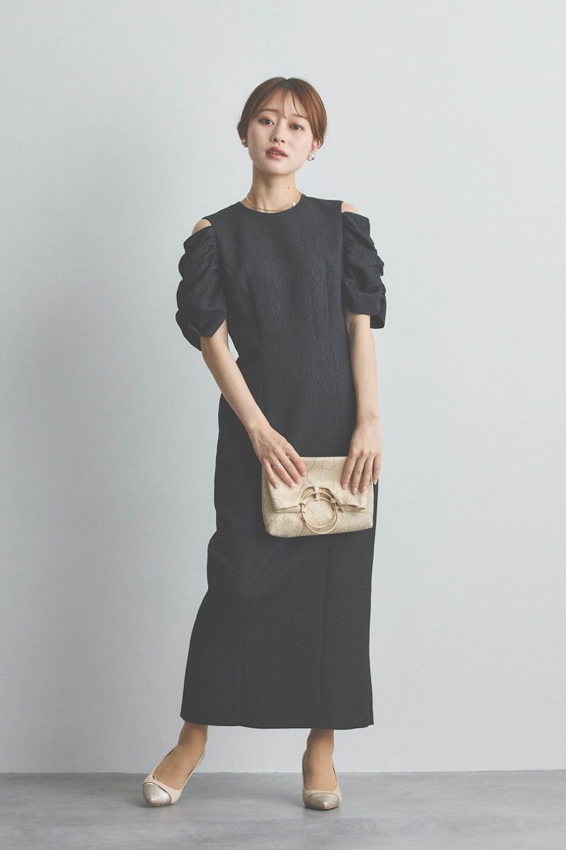 ブラックのオープンショルダージャガードドレス