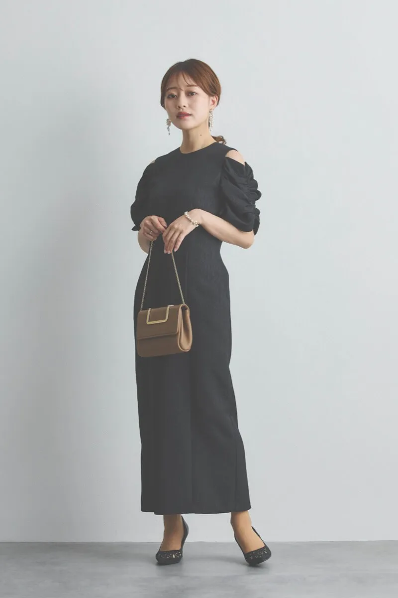 ブラックのオープンショルダージャガードドレス