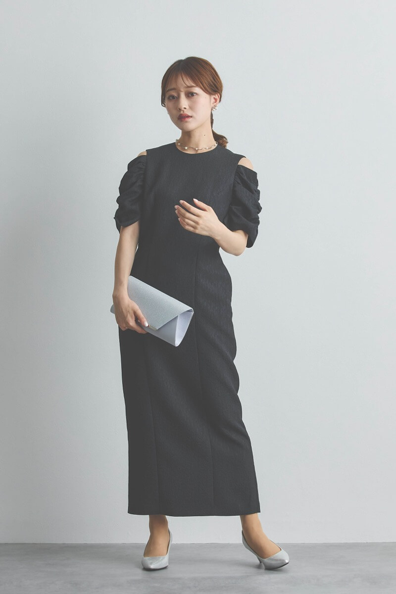 ブラックのオープンショルダージャガードドレス