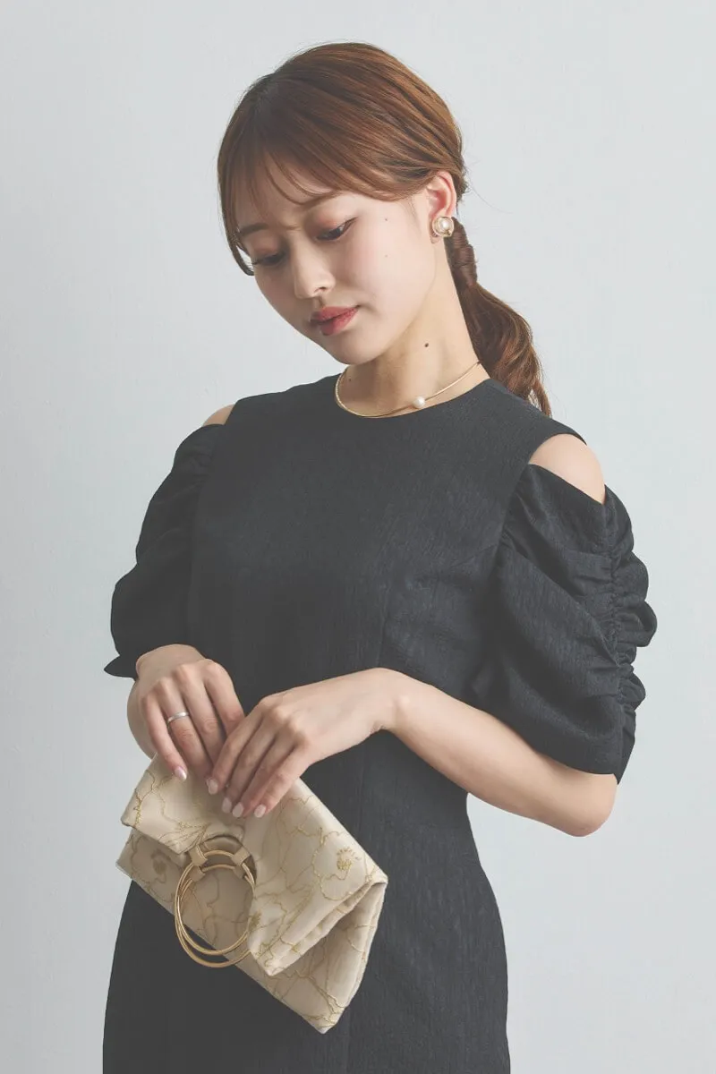 ブラックのオープンショルダージャガードドレス