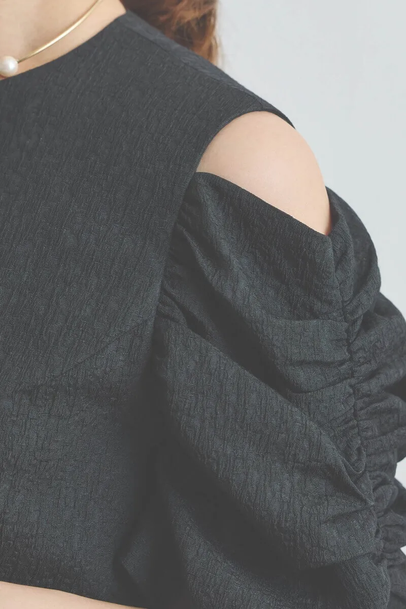 ブラックのオープンショルダージャガードドレス