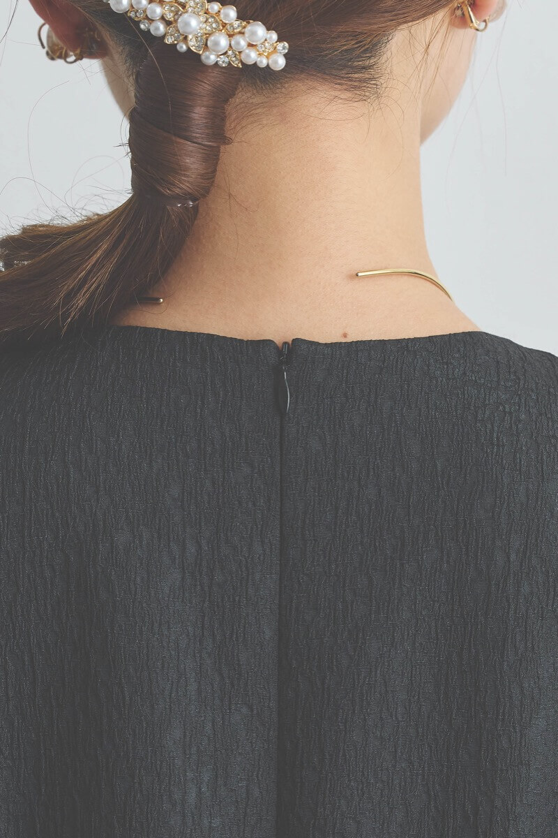 ブラックのオープンショルダージャガードドレス