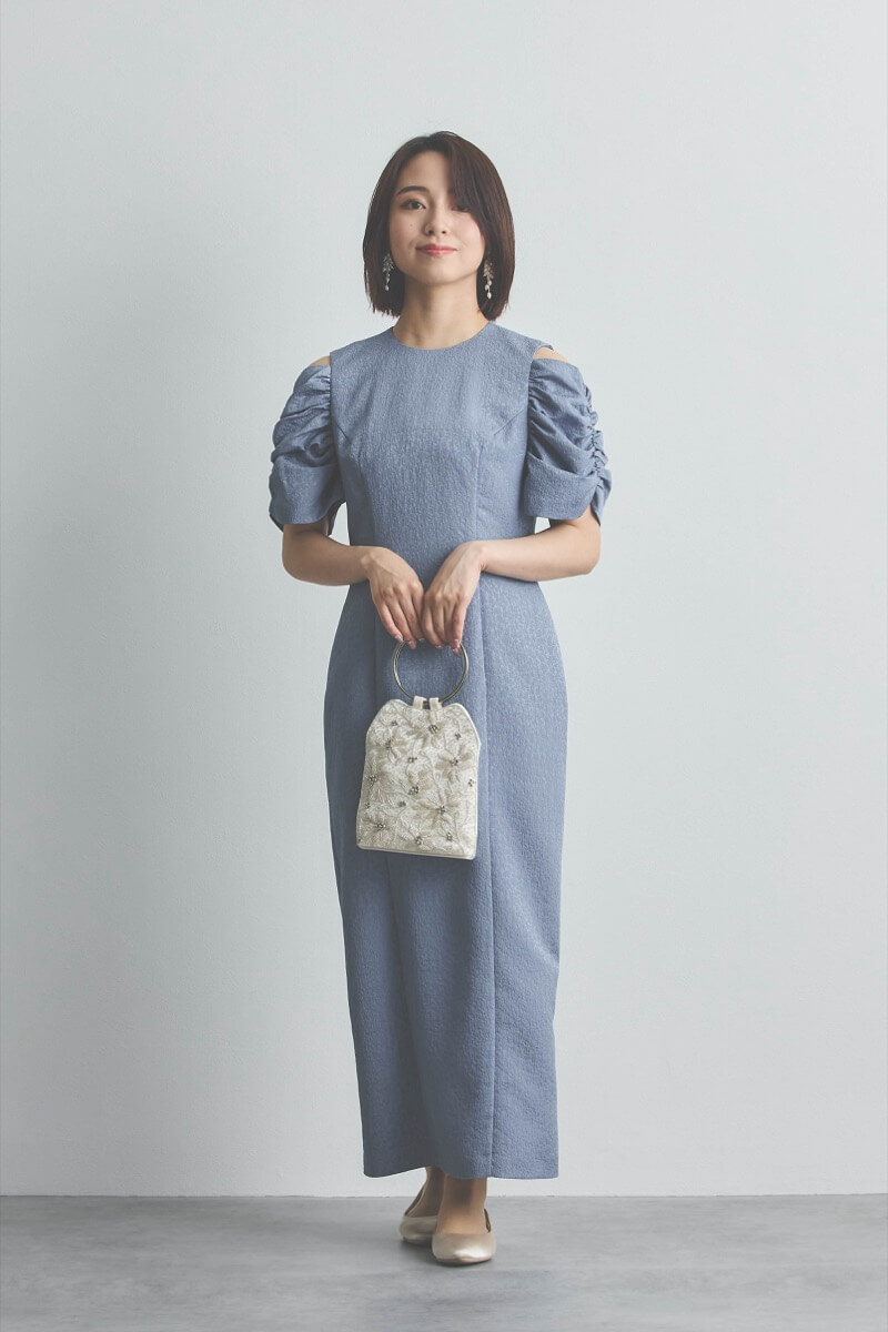 ブルーのオープンショルダージャガードドレス