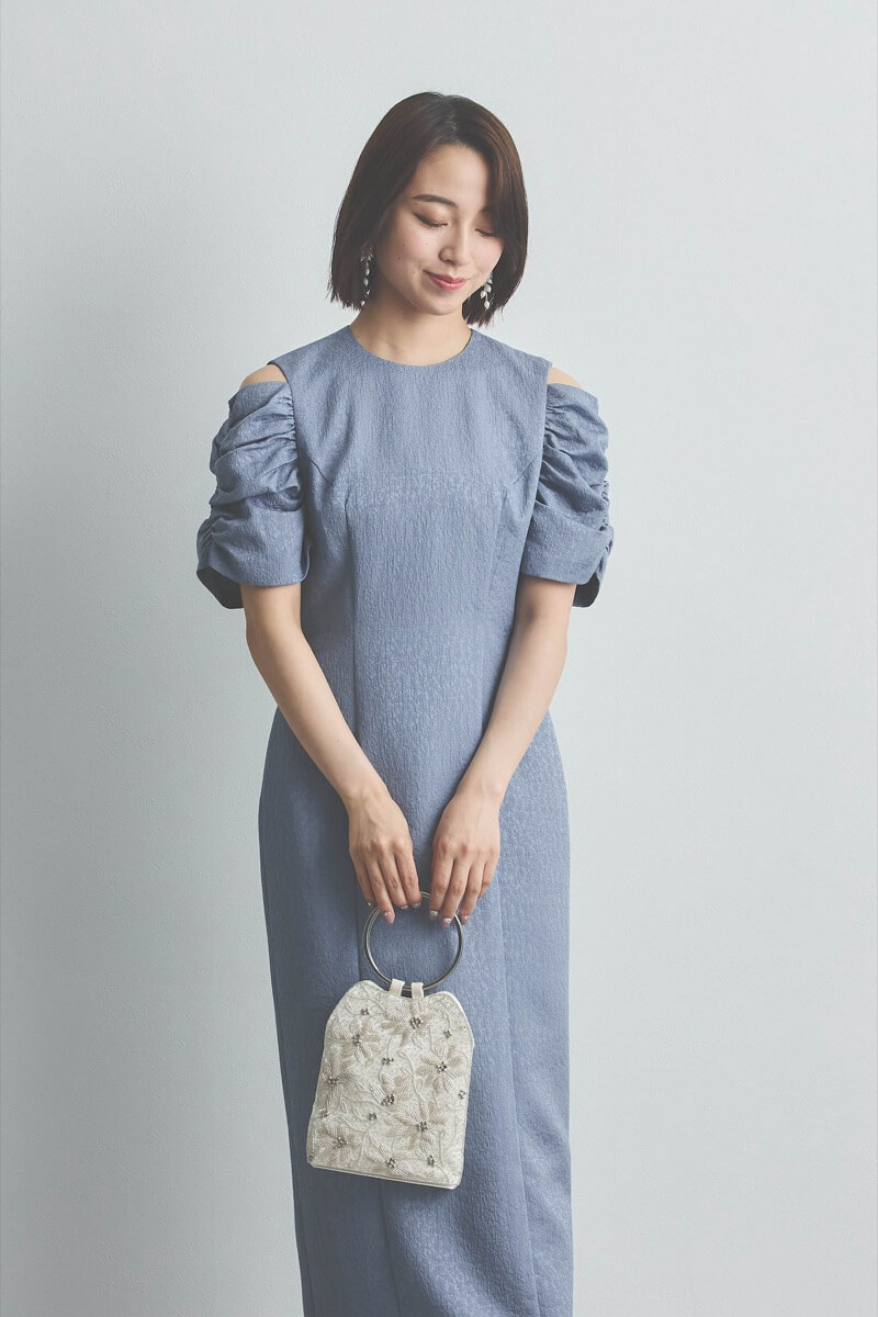 ブルーのオープンショルダージャガードドレス