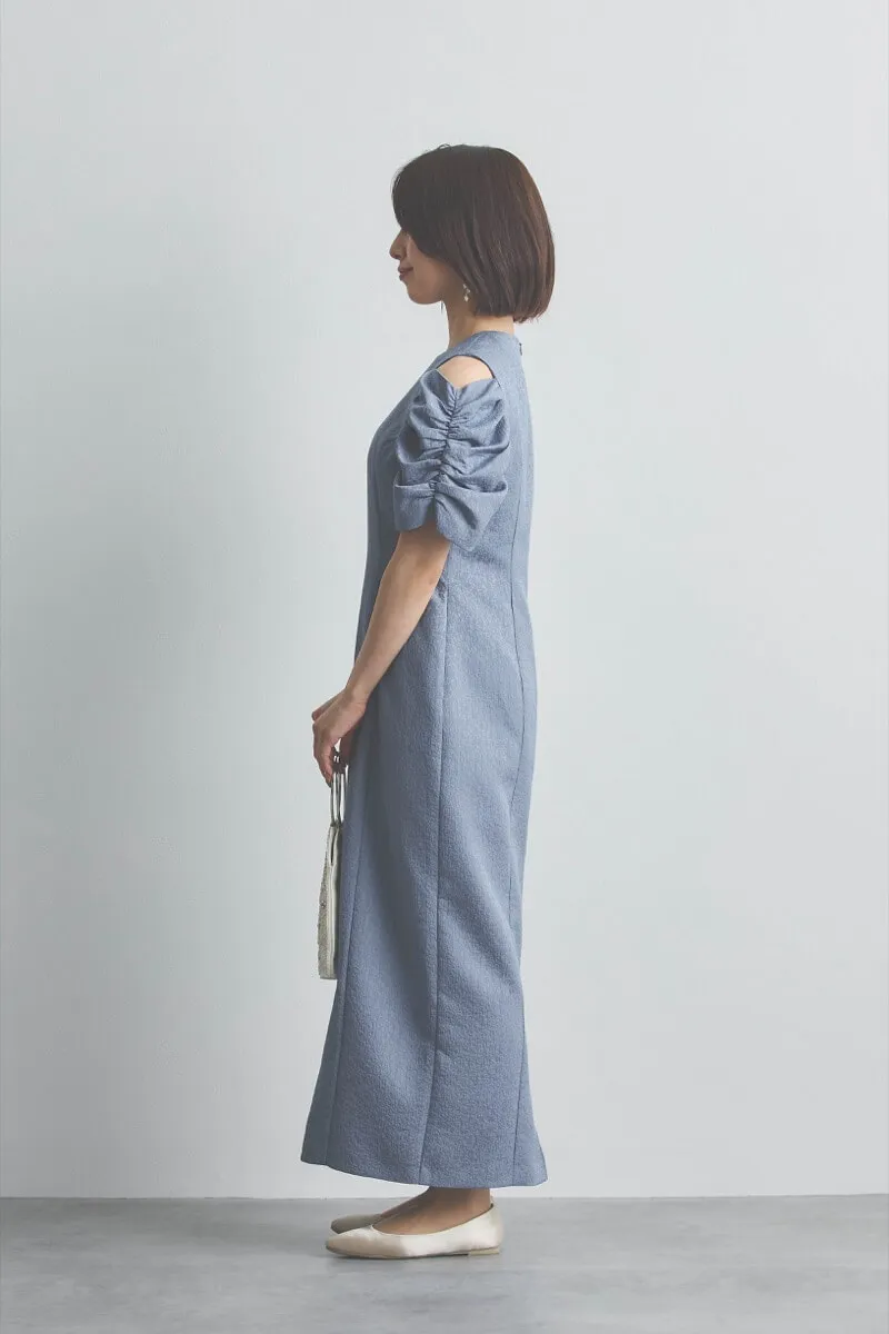 ブルーのオープンショルダージャガードドレス