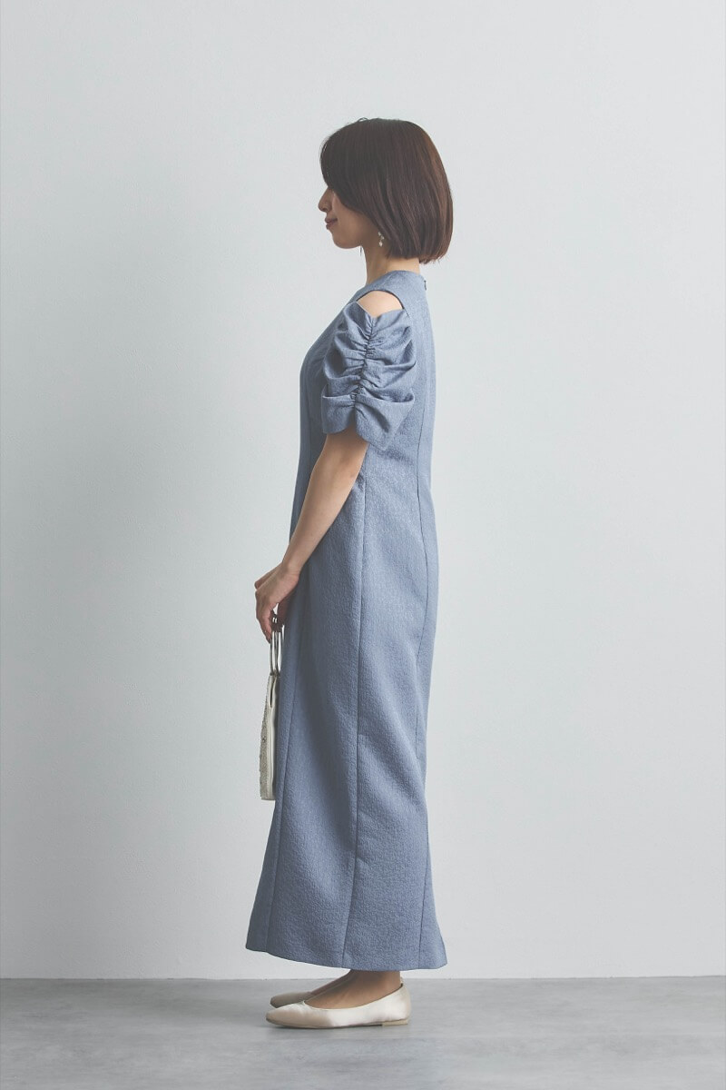 ブルーのオープンショルダージャガードドレス