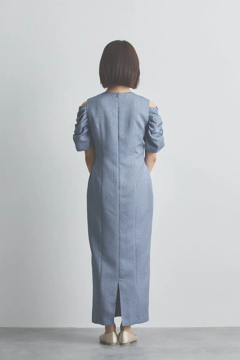 ブルーのオープンショルダージャガードドレス