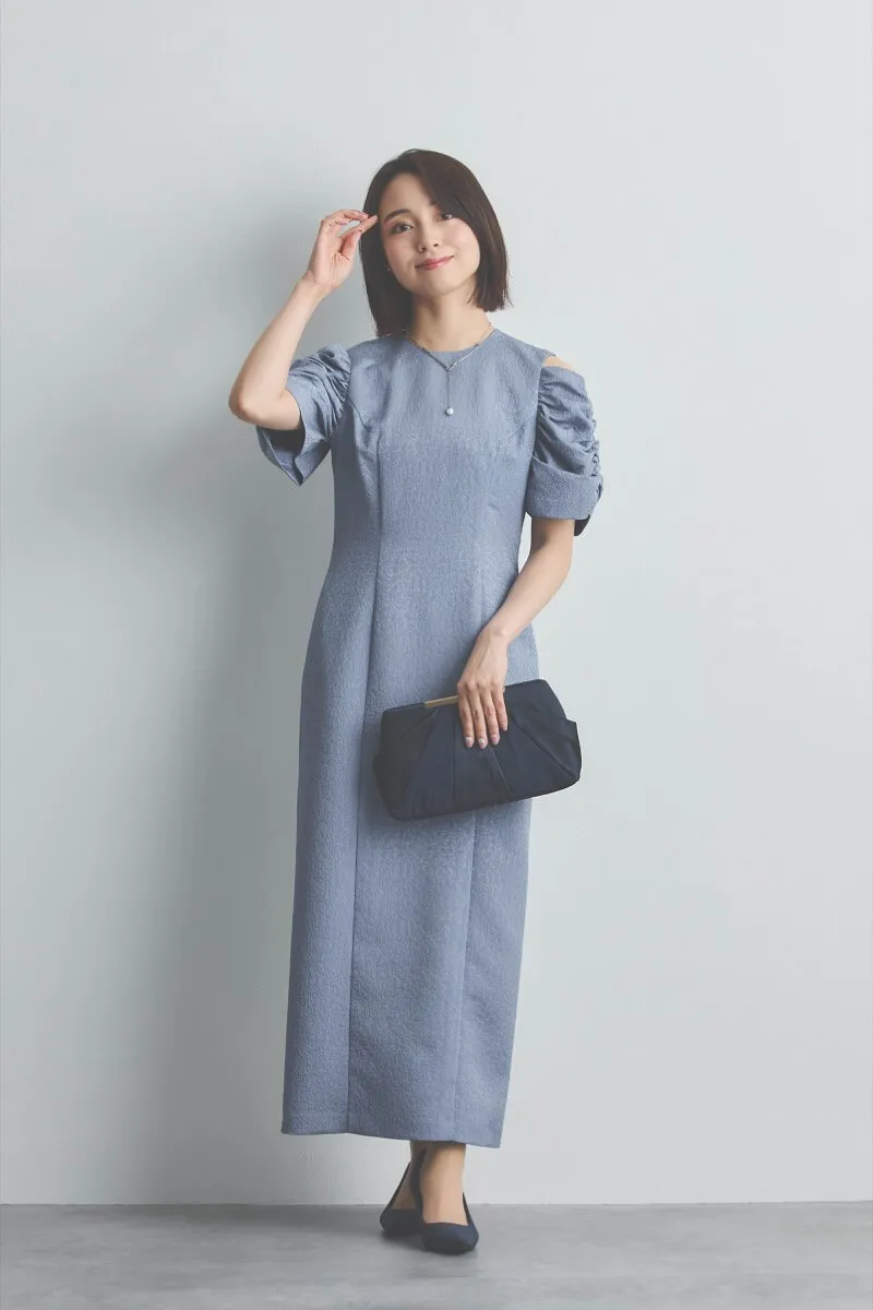 ブルーのオープンショルダージャガードドレス