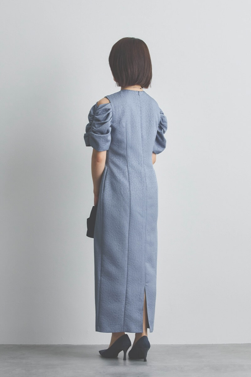 ブルーのオープンショルダージャガードドレス