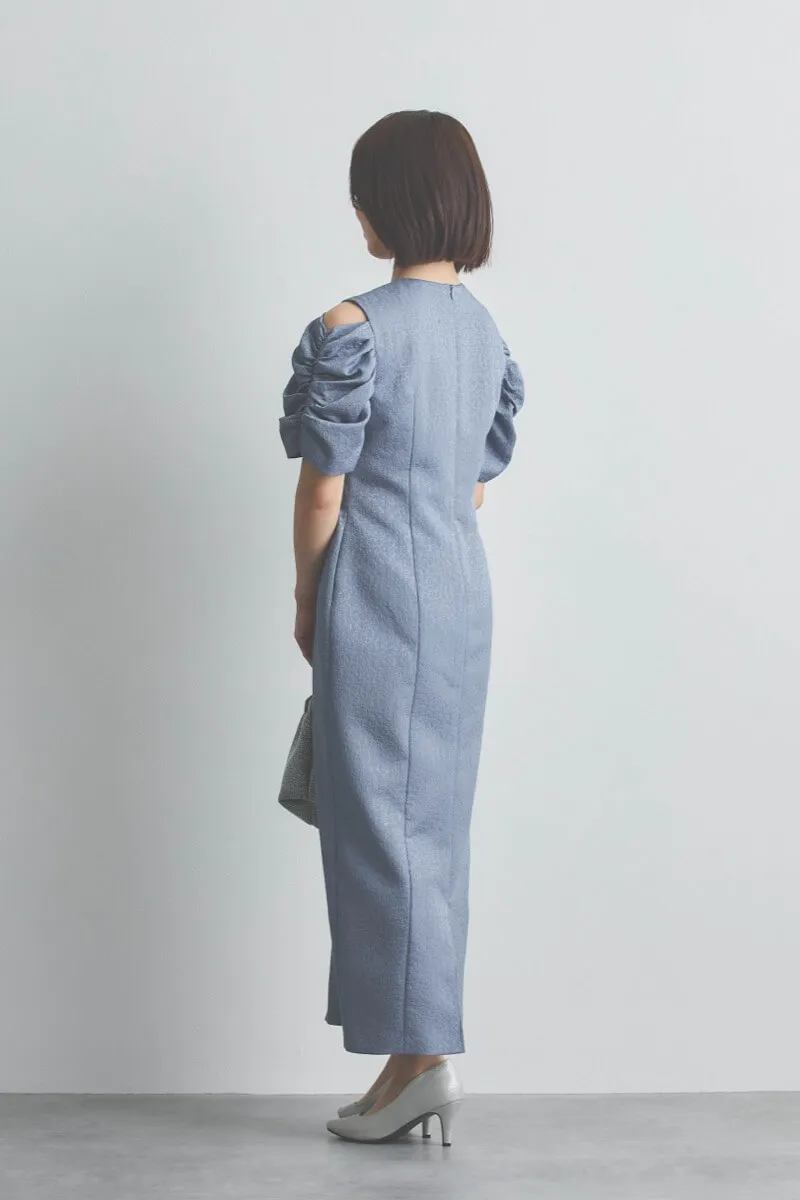 ブルーのオープンショルダージャガードドレス