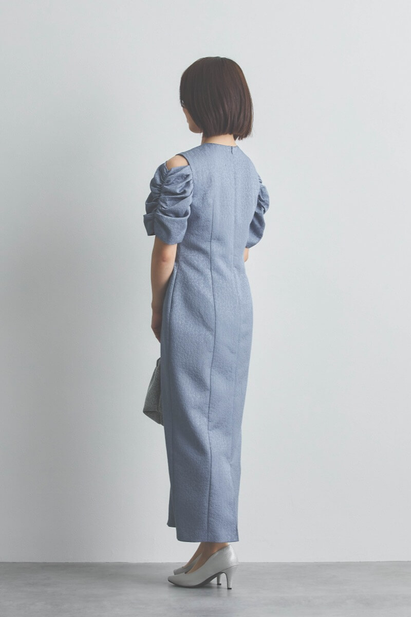 ブルーのオープンショルダージャガードドレス