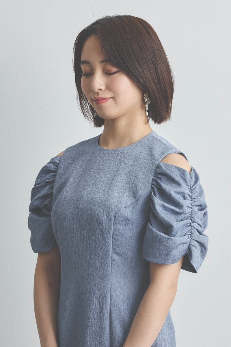 ブルーのオープンショルダージャガードドレス