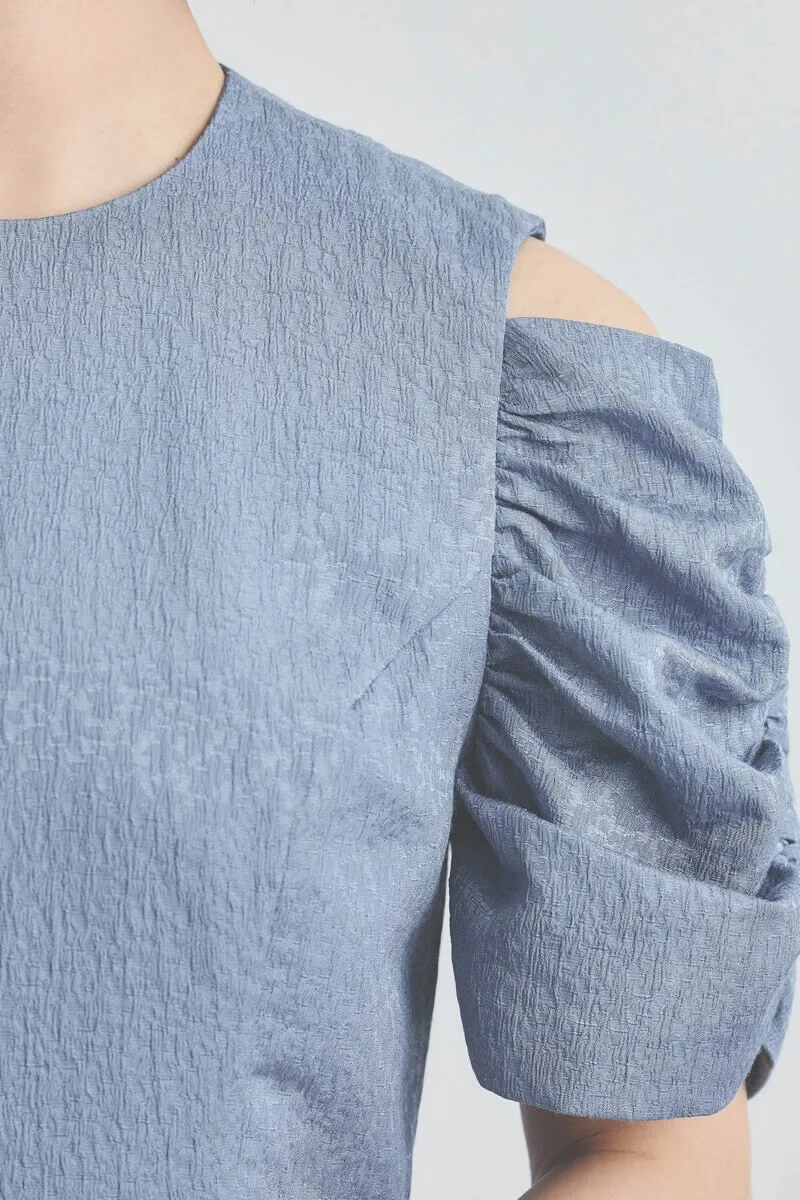 ブルーのオープンショルダージャガードドレス