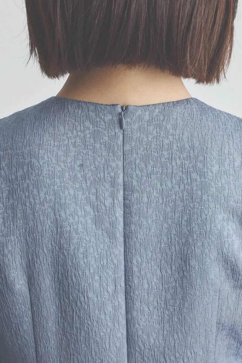 ブルーのオープンショルダージャガードドレス