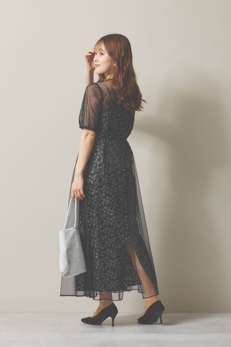 ブラックのプリントジャガード×チュールドレス
