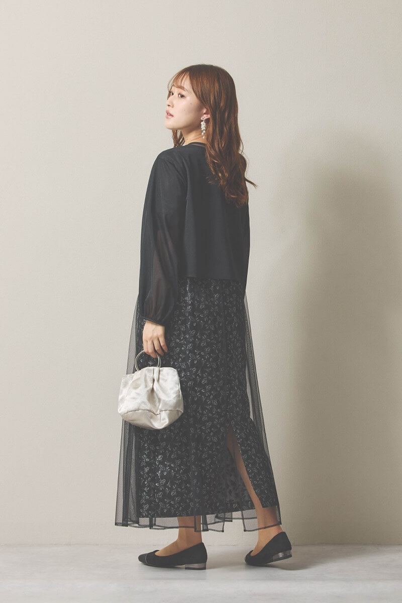 ブラックのプリントジャガード×チュールドレス